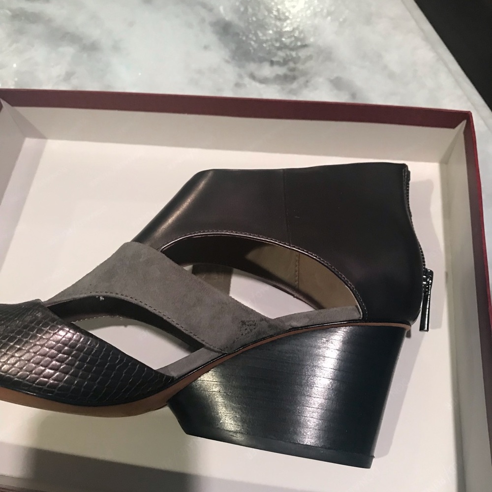 Donald Pliner wedge sandals - Picture 5 of 8